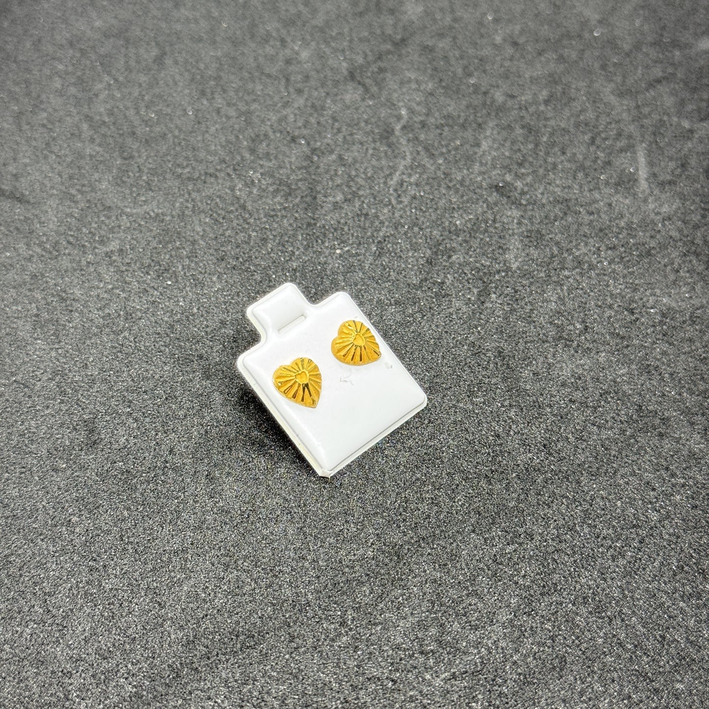 21k Love stud earring