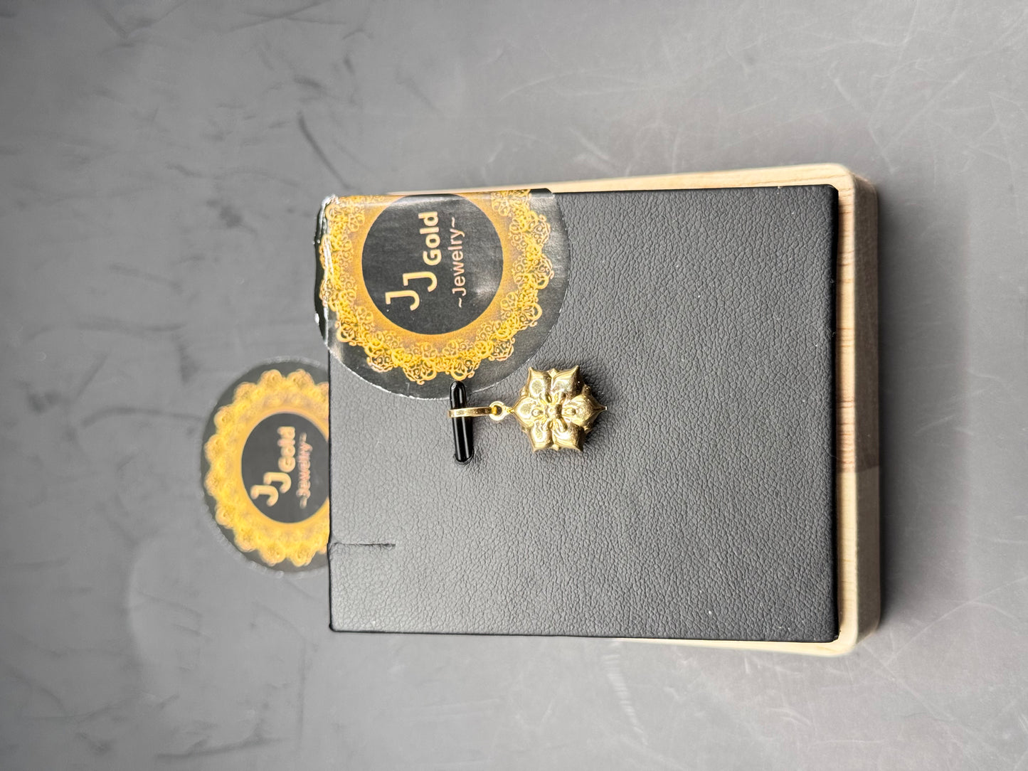 18karat Flower pendant
