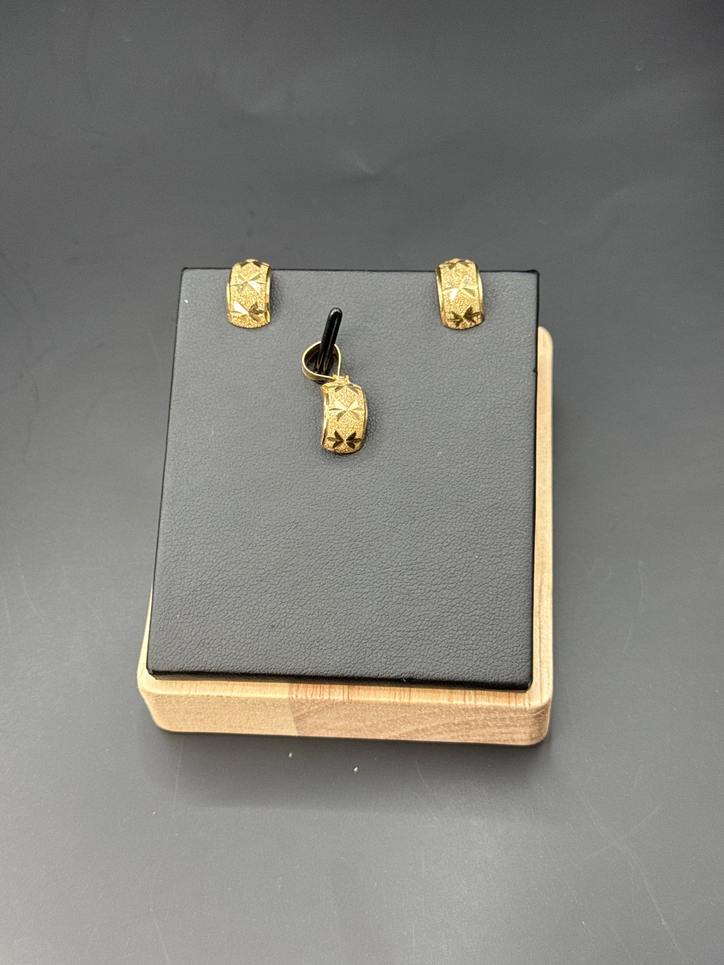 18karat Earring and Pendant Set