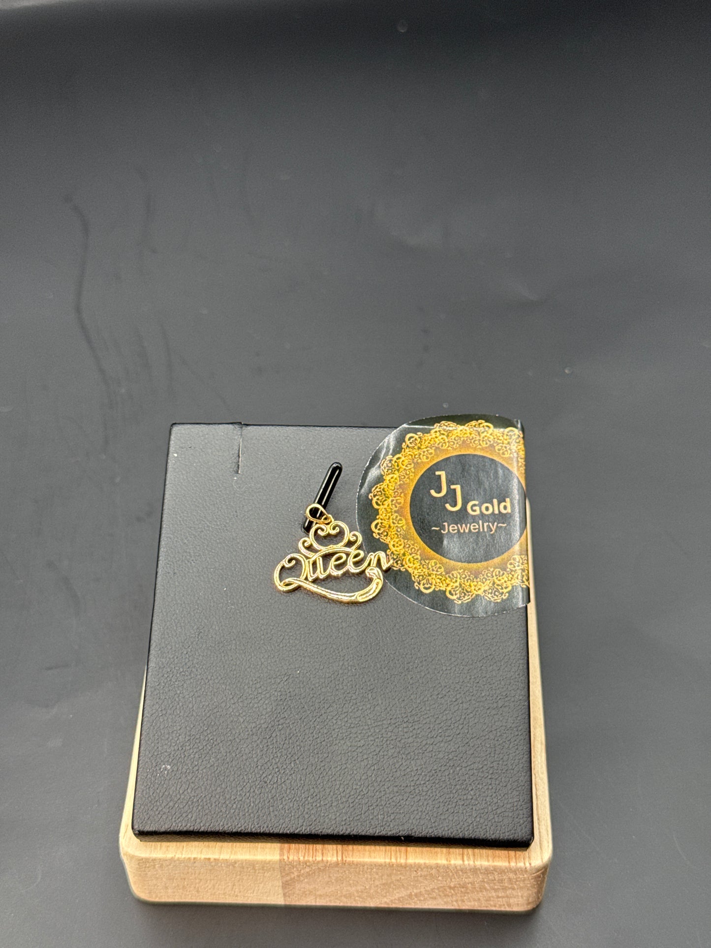 18karat Queen Pendant