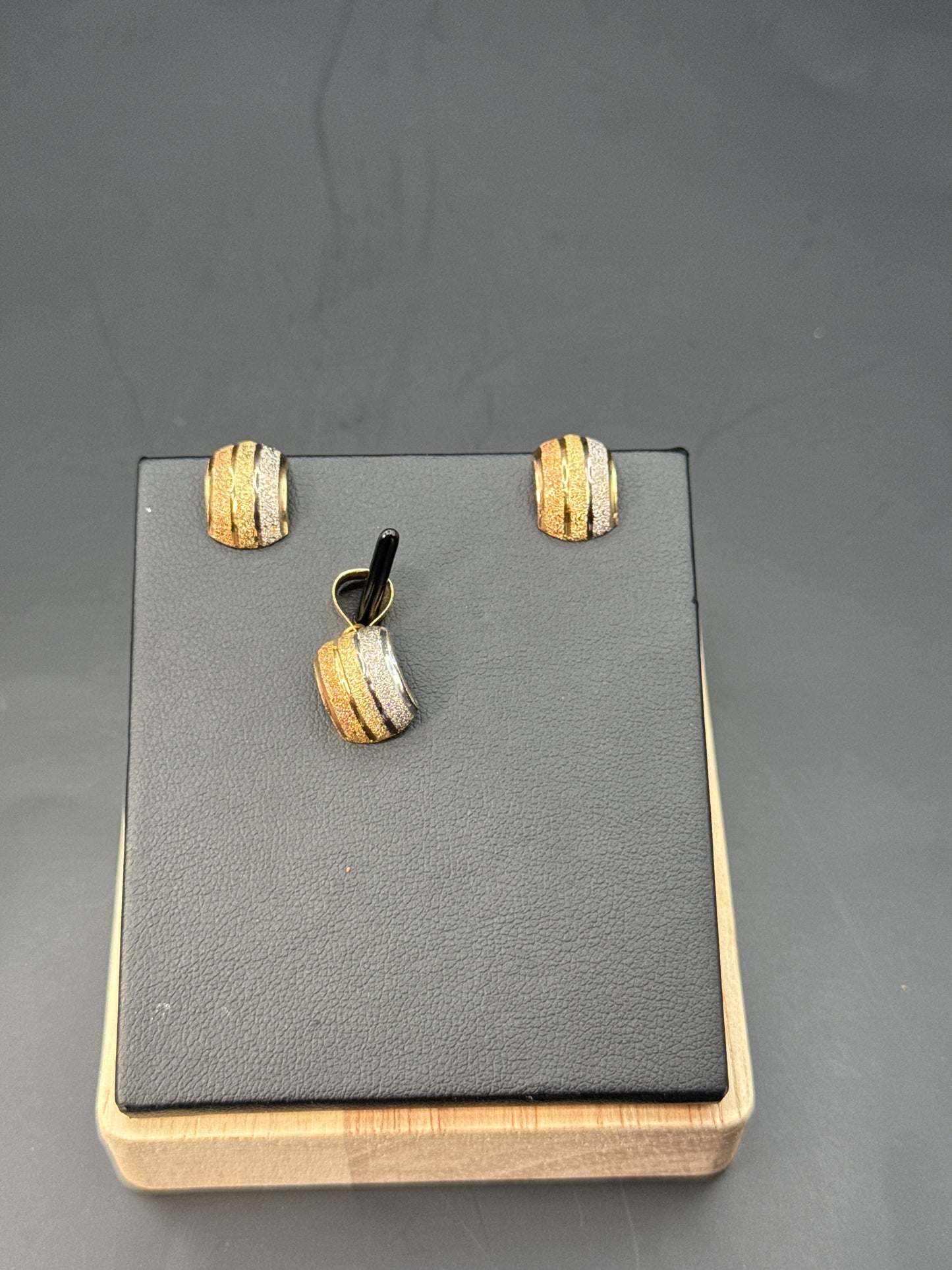 18karat Earrings and pendant set