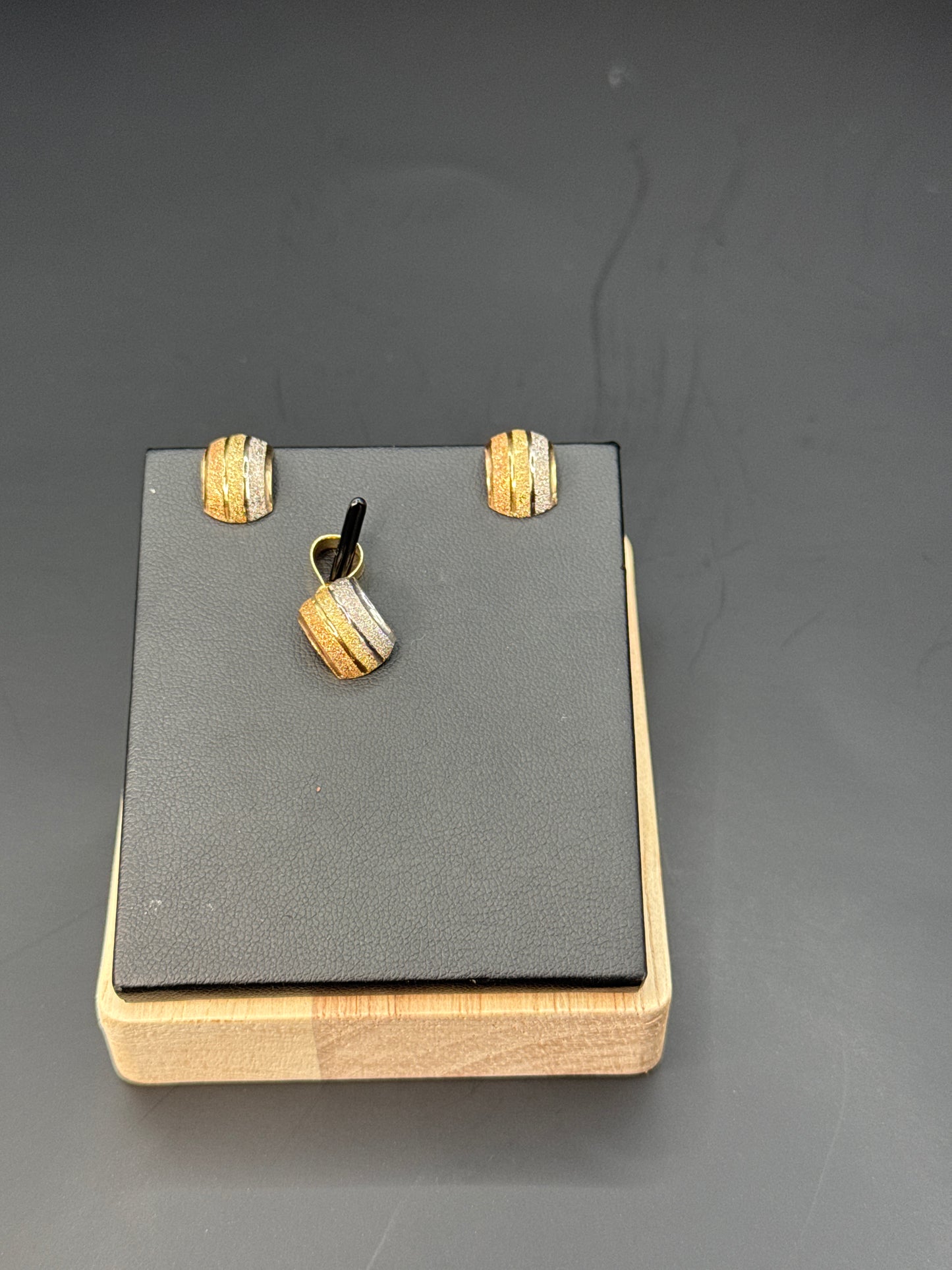 18karat Earrings and pendant set