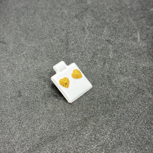 21k Love stud earring