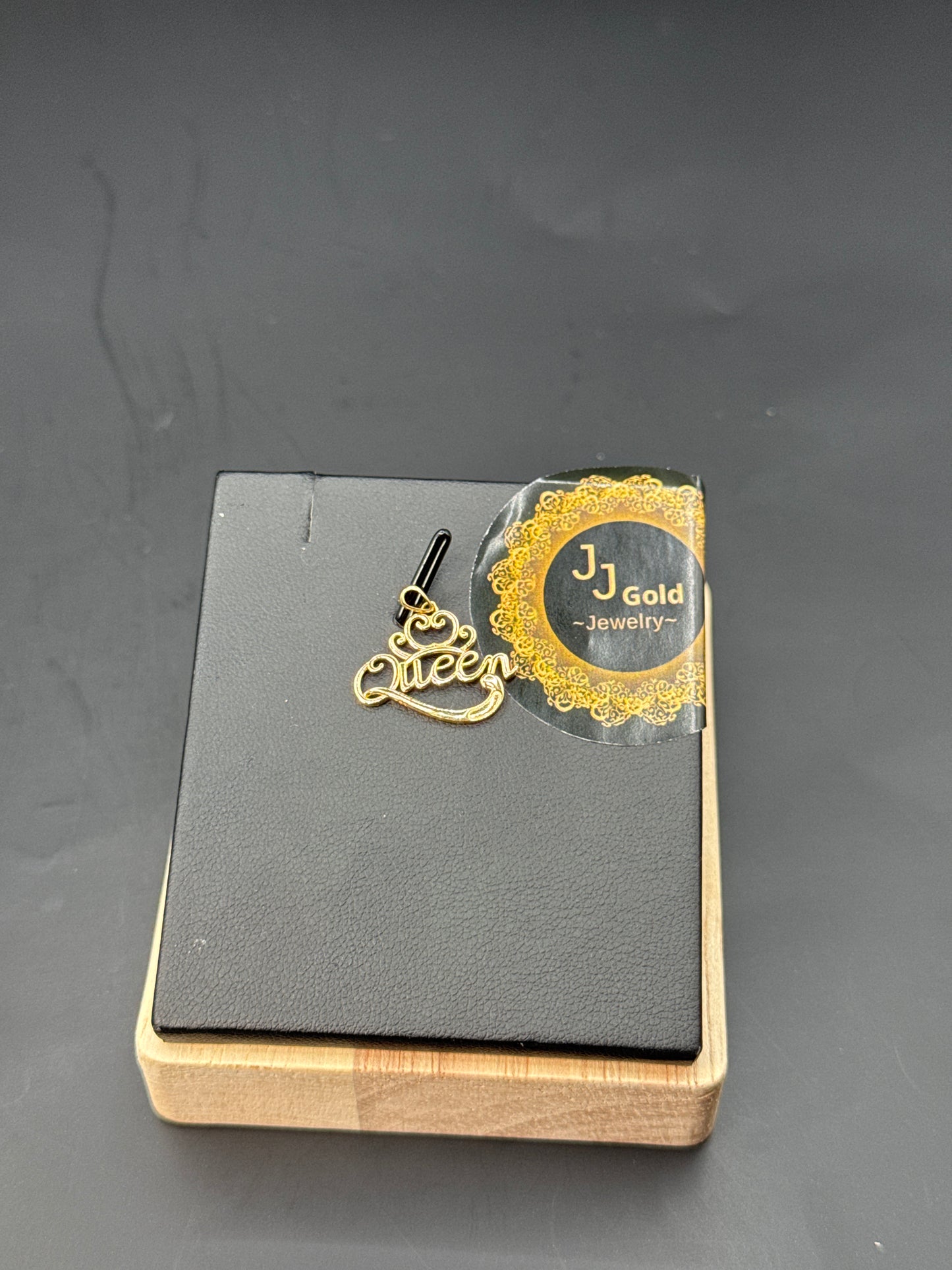 18karat Queen Pendant