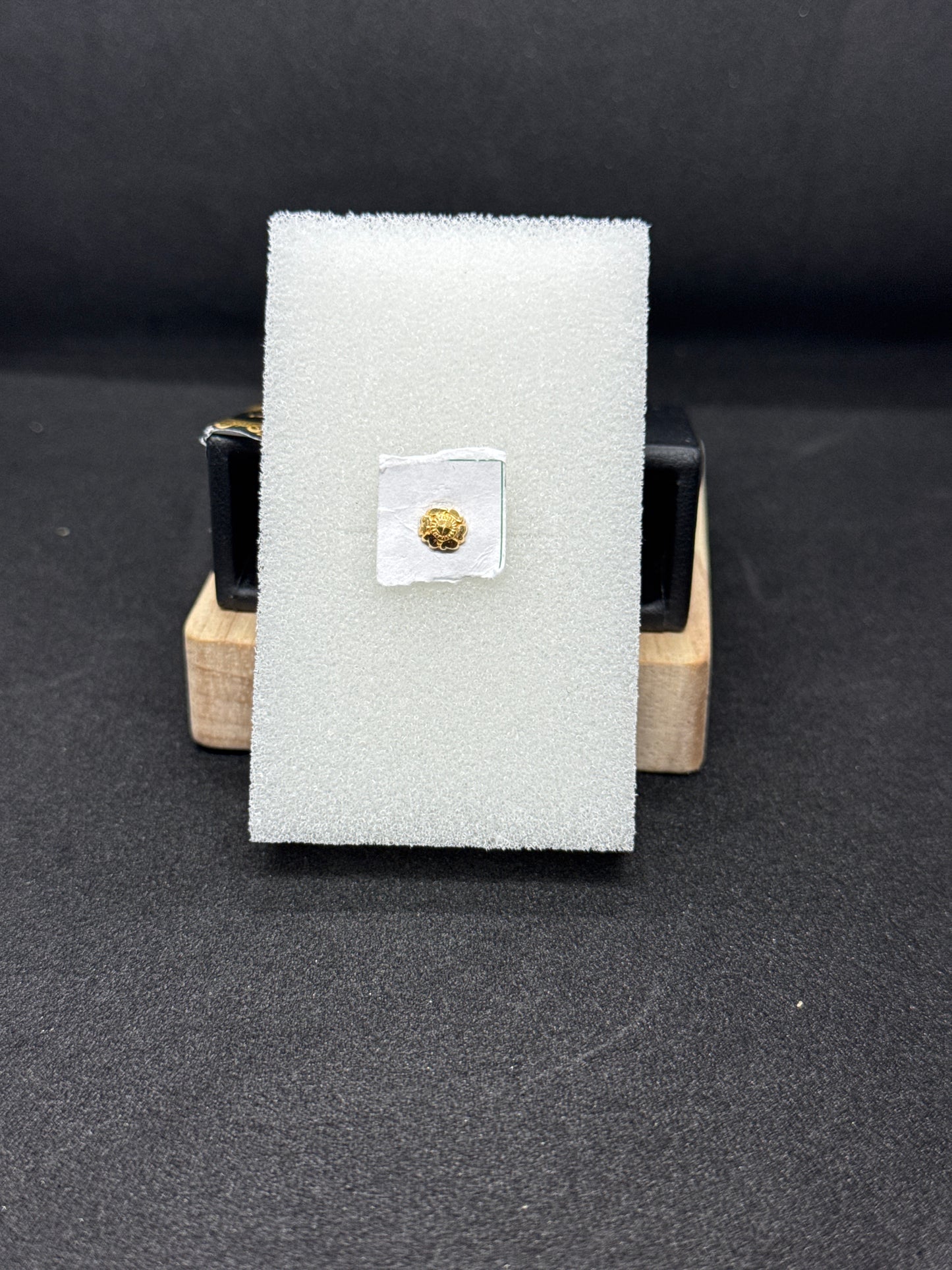 22karat Screw Stud Nose Pin