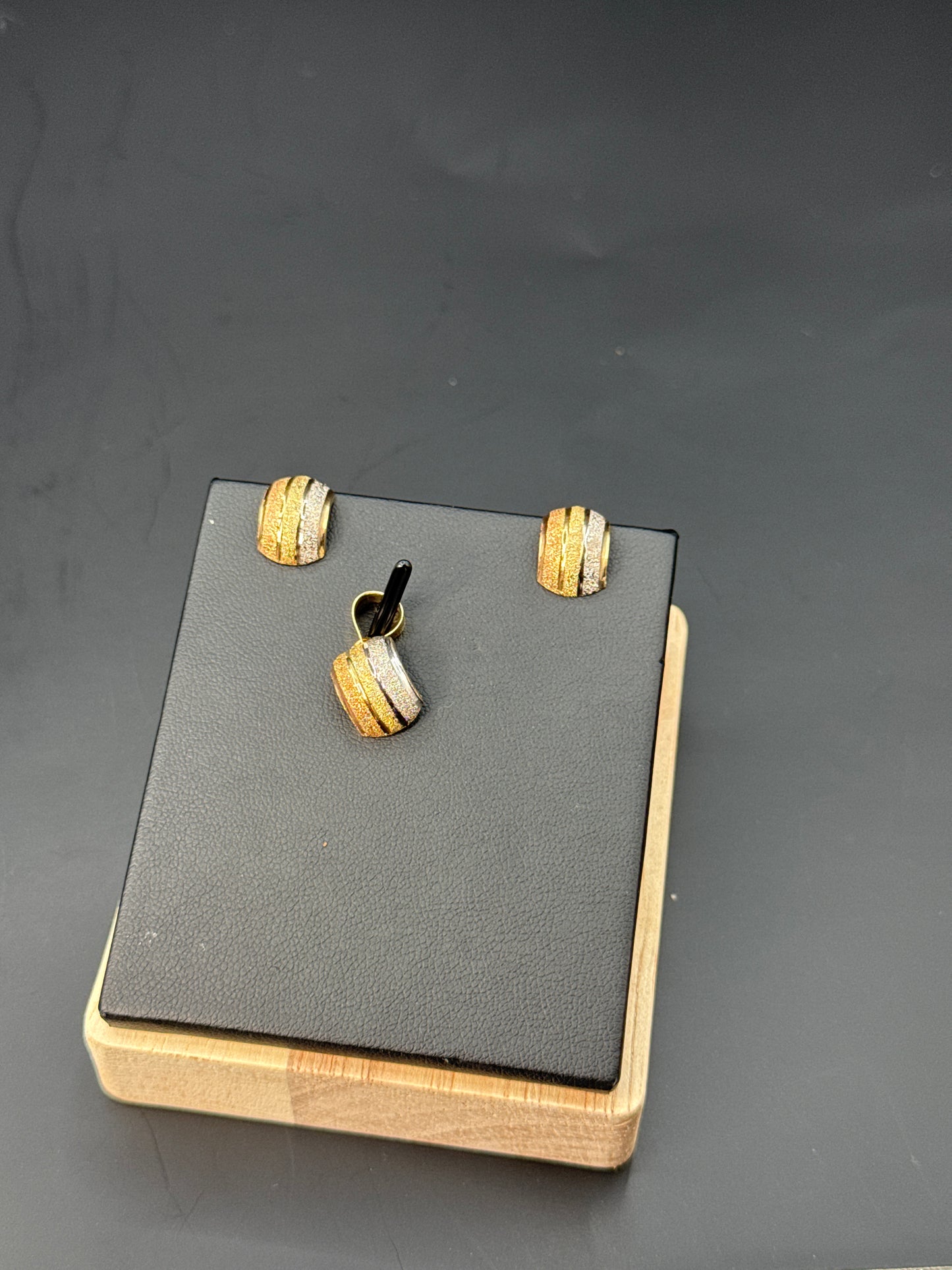 18karat Earrings and pendant set