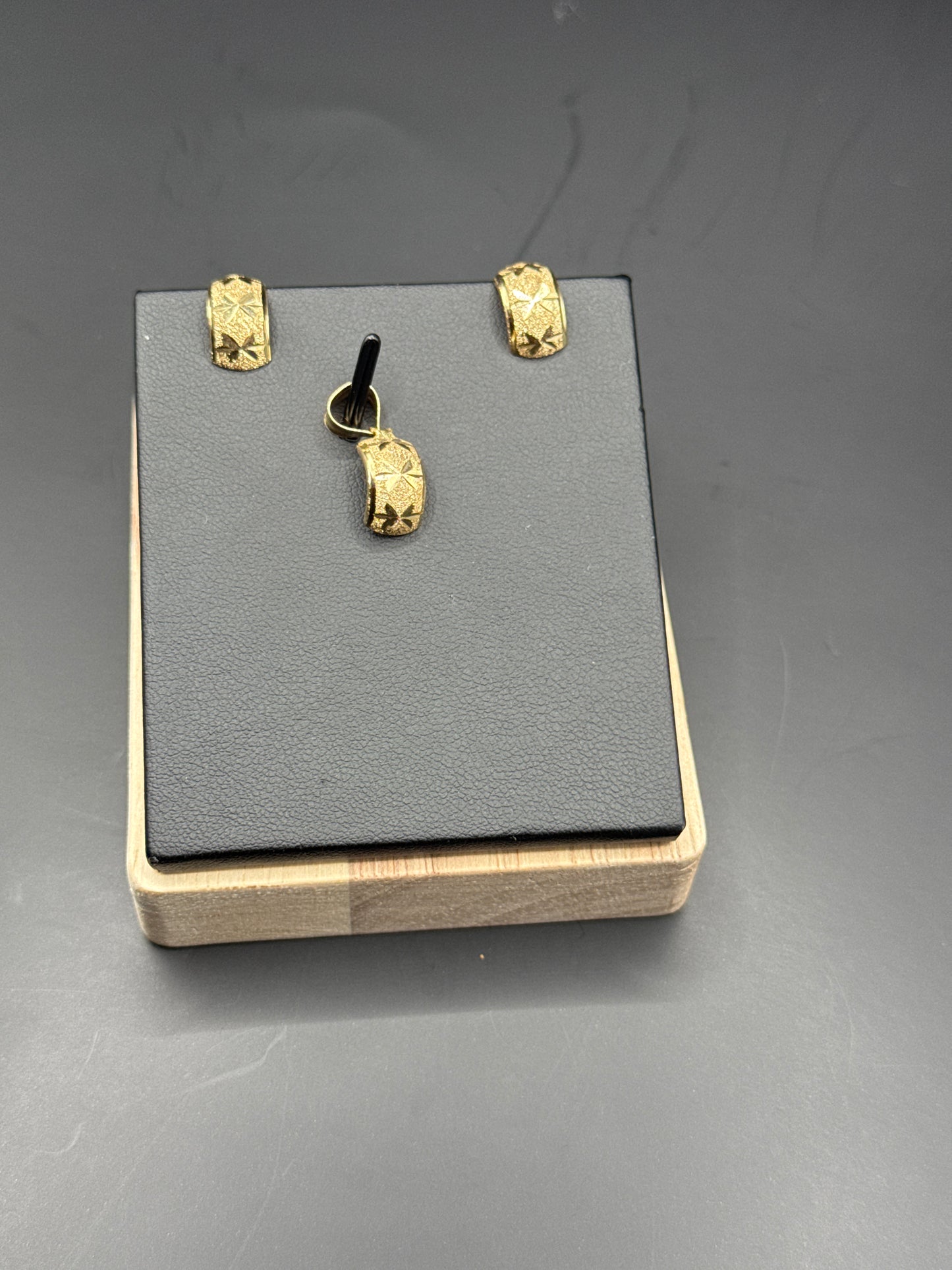 18karat Earring and Pendant Set