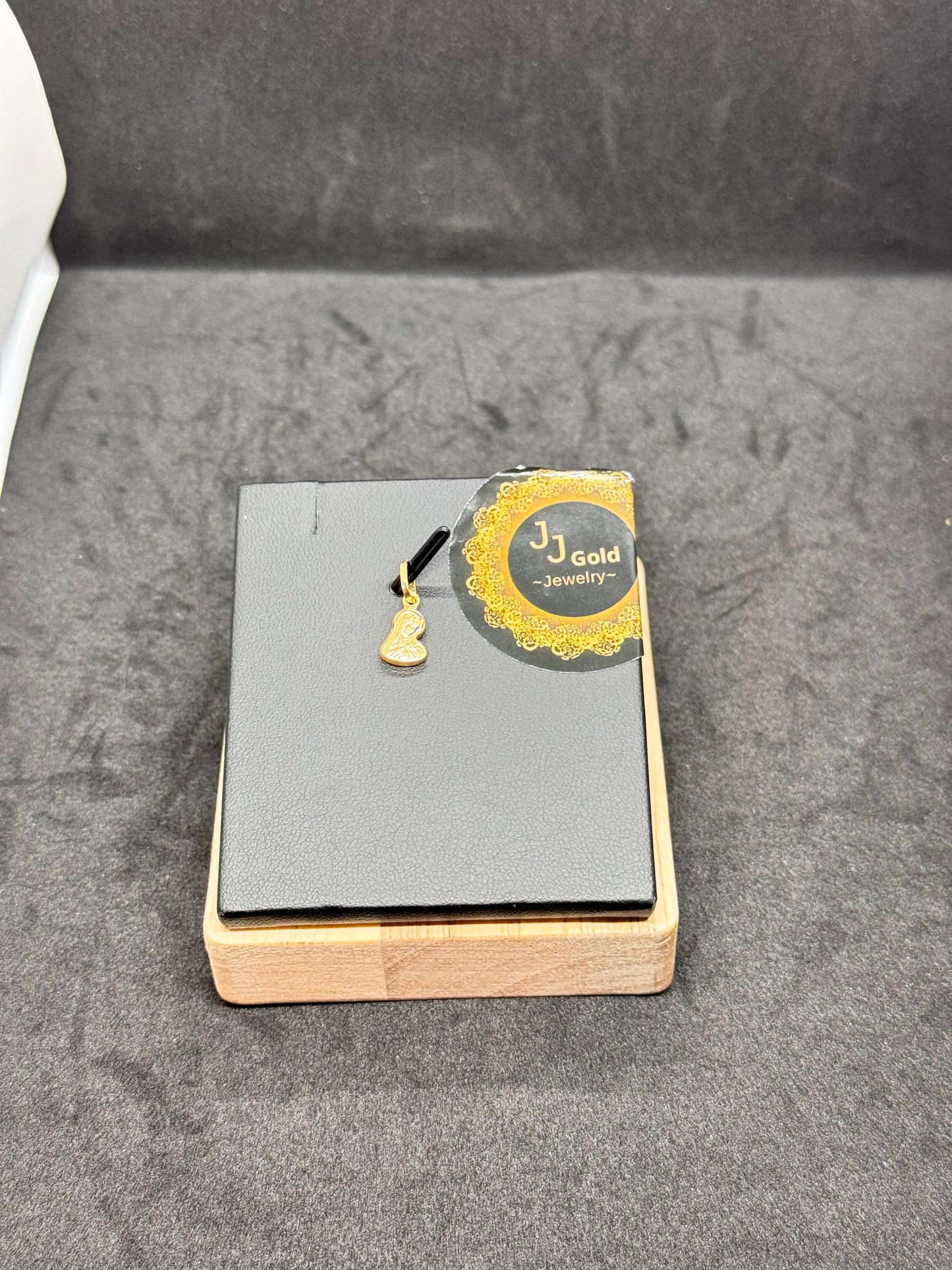 18karat Small Mary Pendant