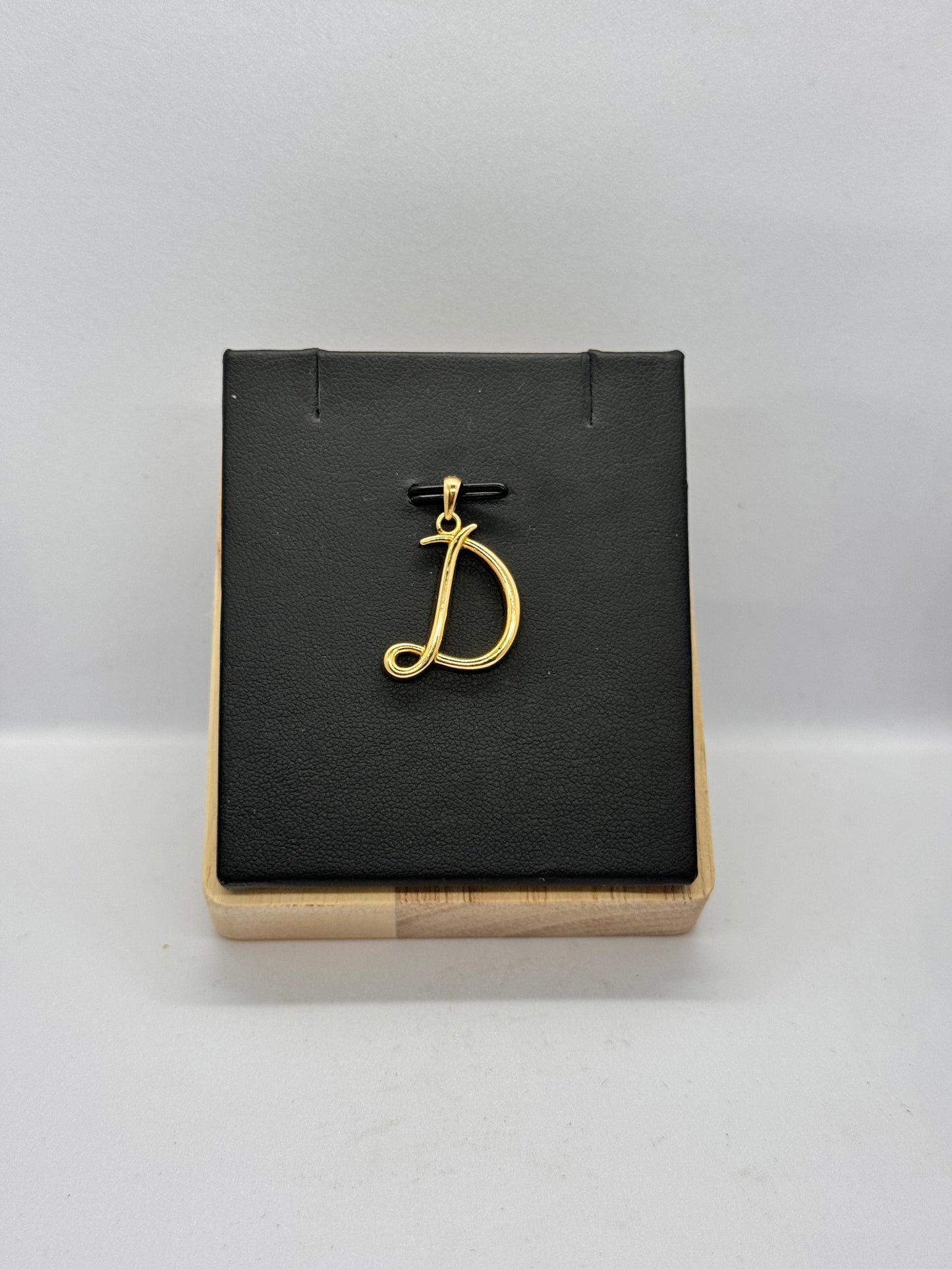 18k D pendant