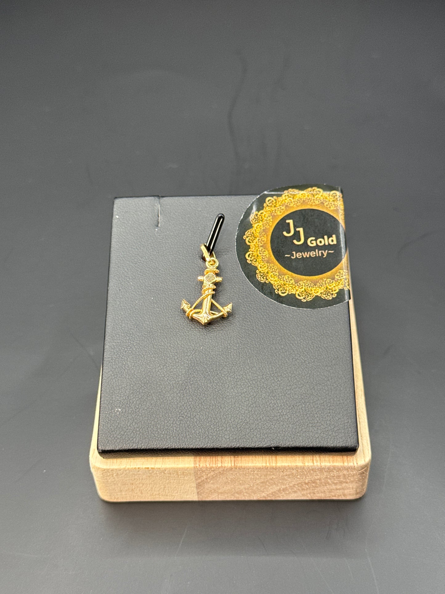 18karat Anchor Pendant