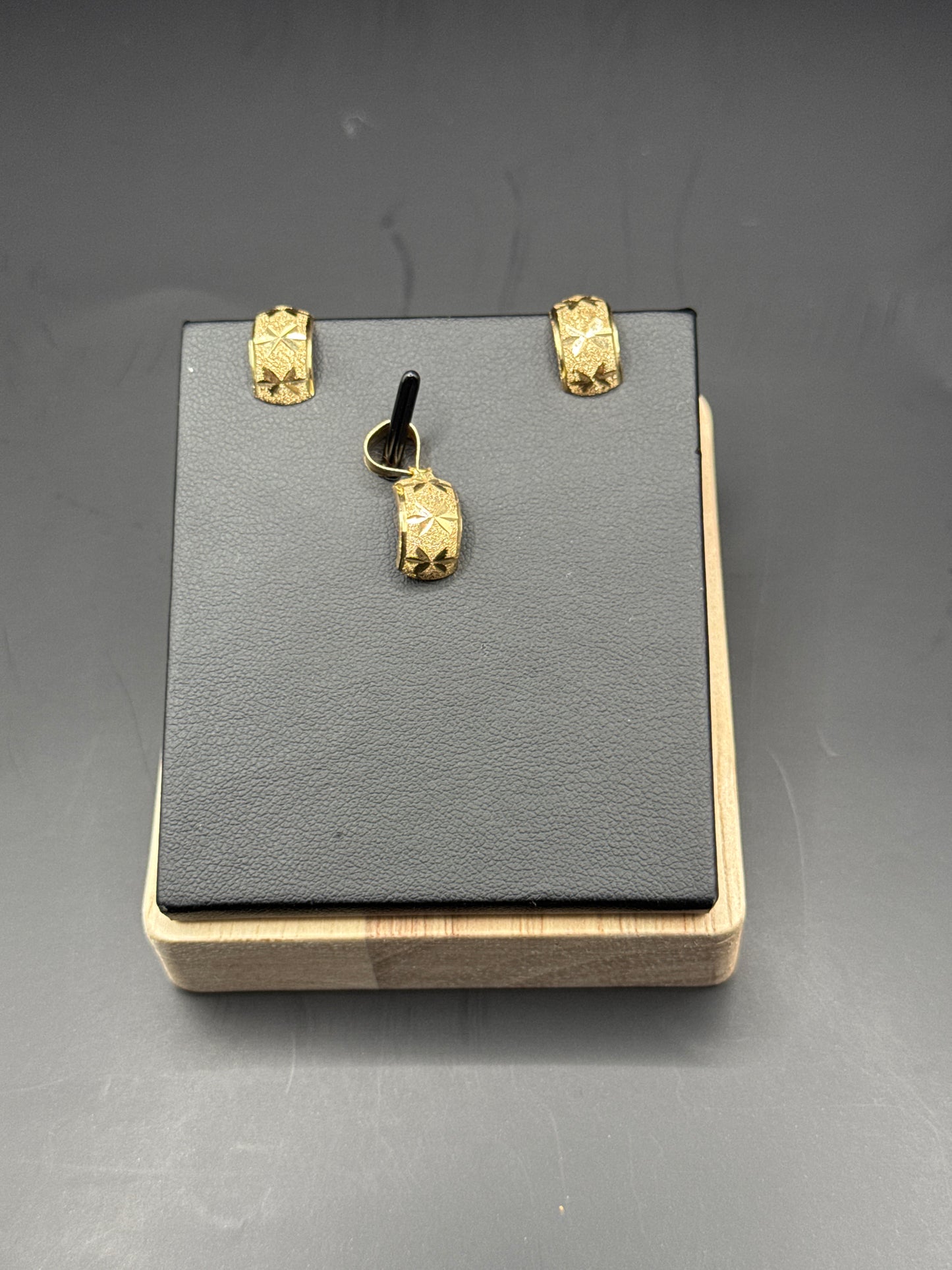 18karat Earring and Pendant Set