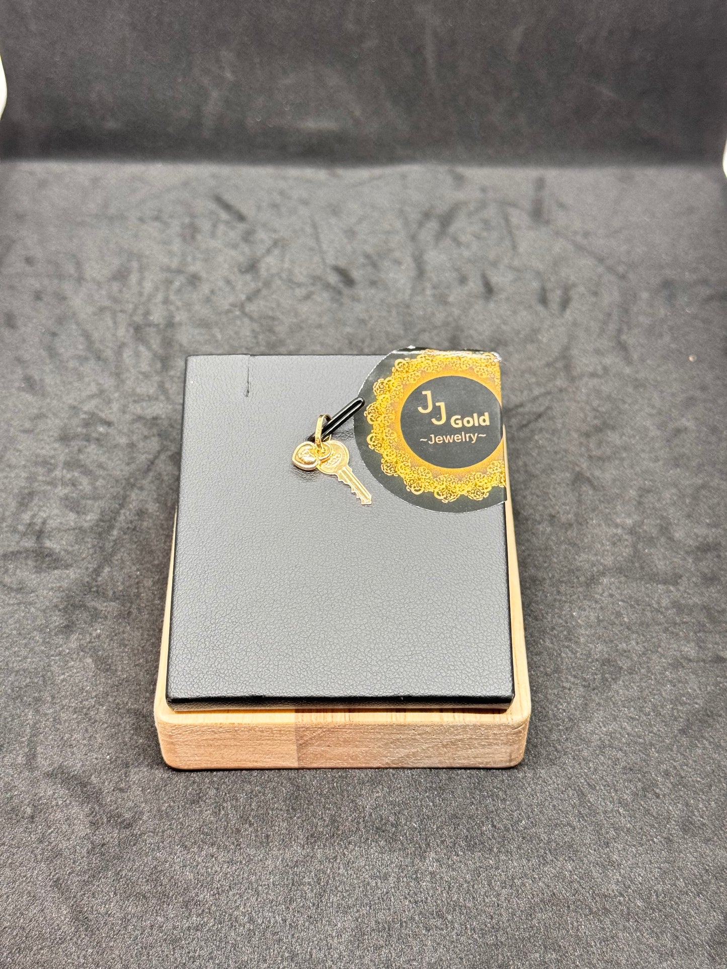 18karat Key and Love Pendant