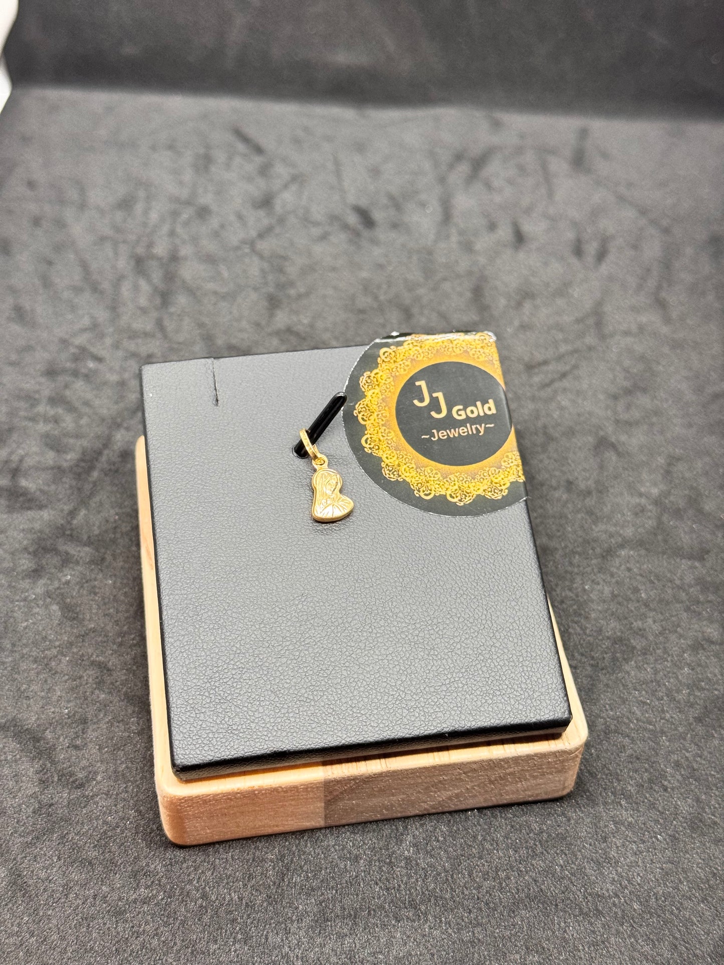 18karat Small Mary Pendant