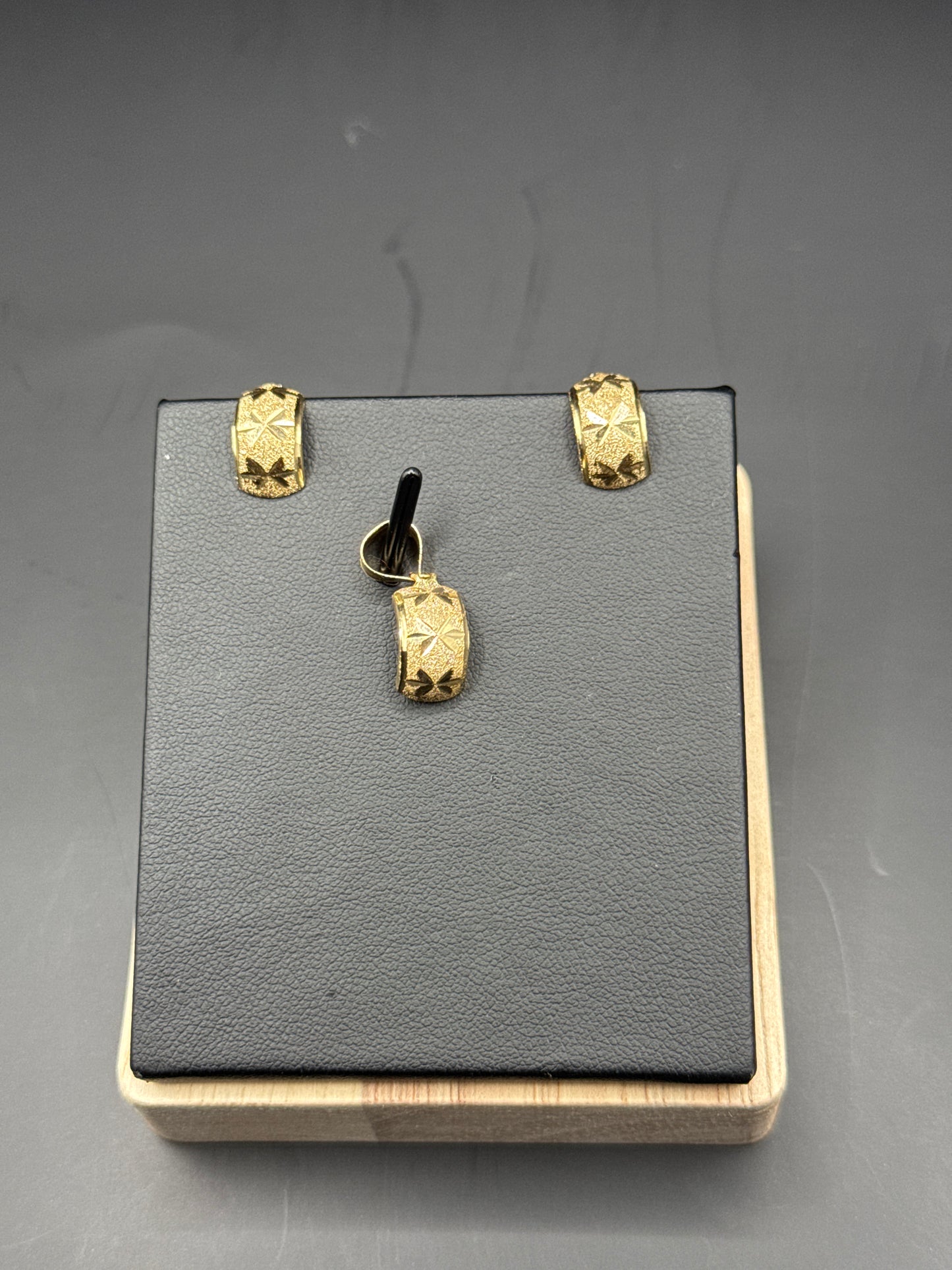 18karat Earring and Pendant Set