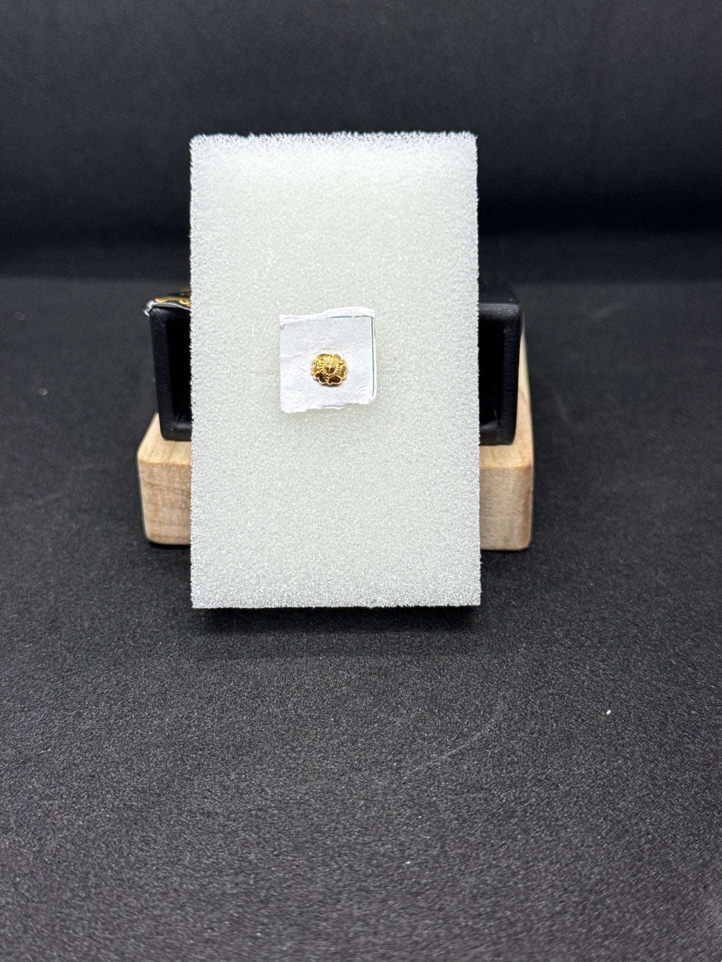 22karat Screw Stud Nose Pin