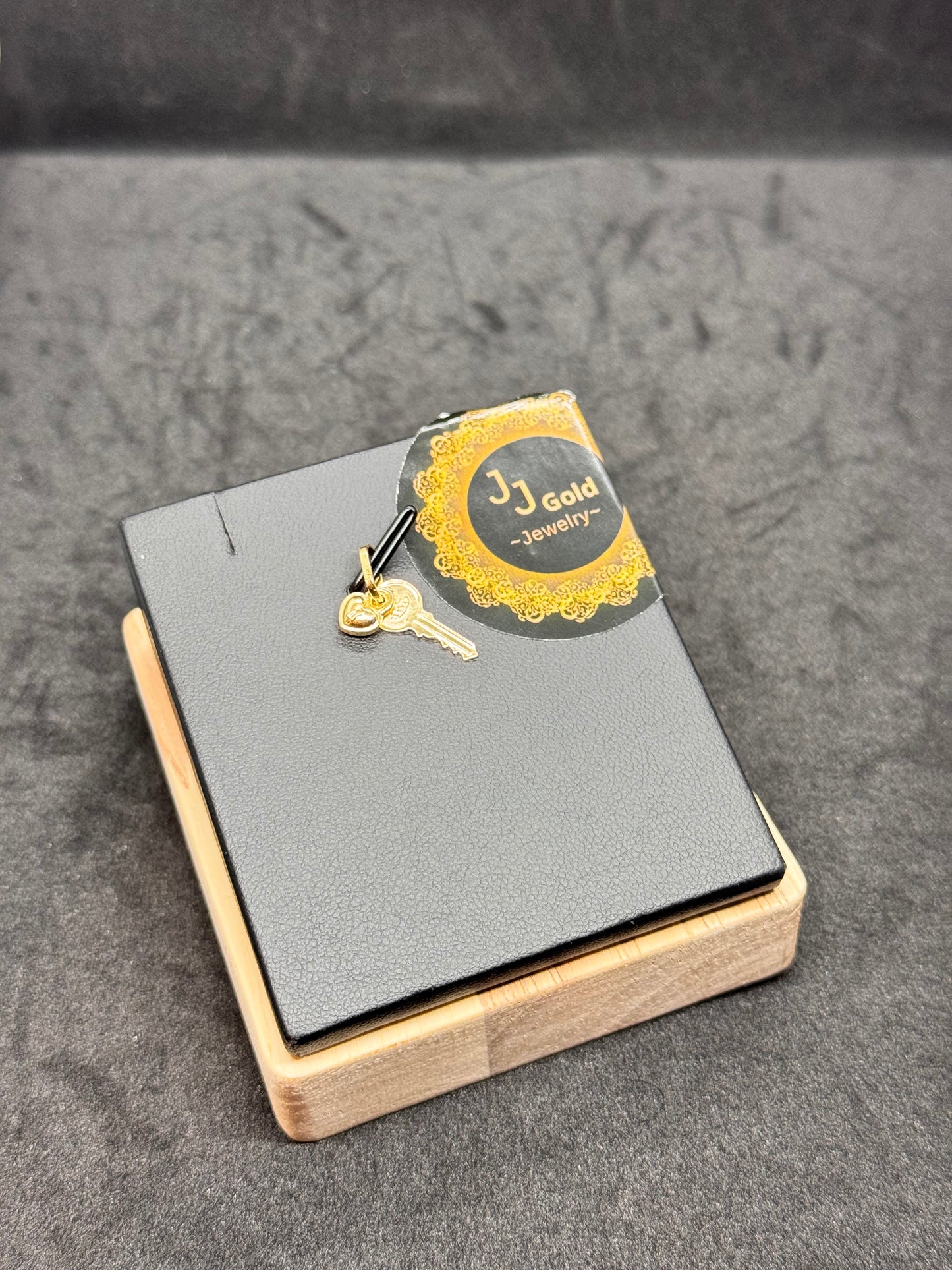 18karat Key and Love Pendant