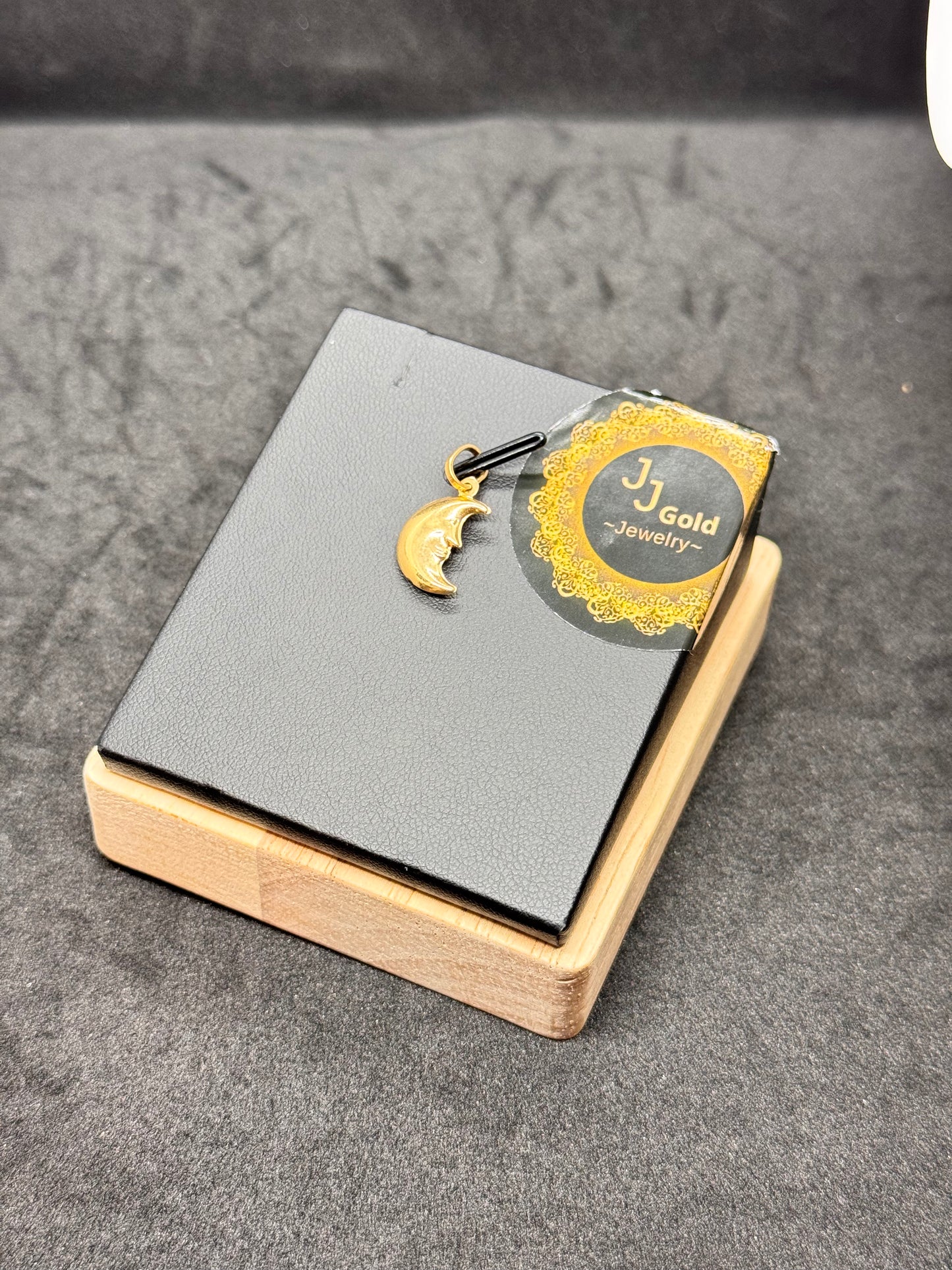 18karat Moon Pendant