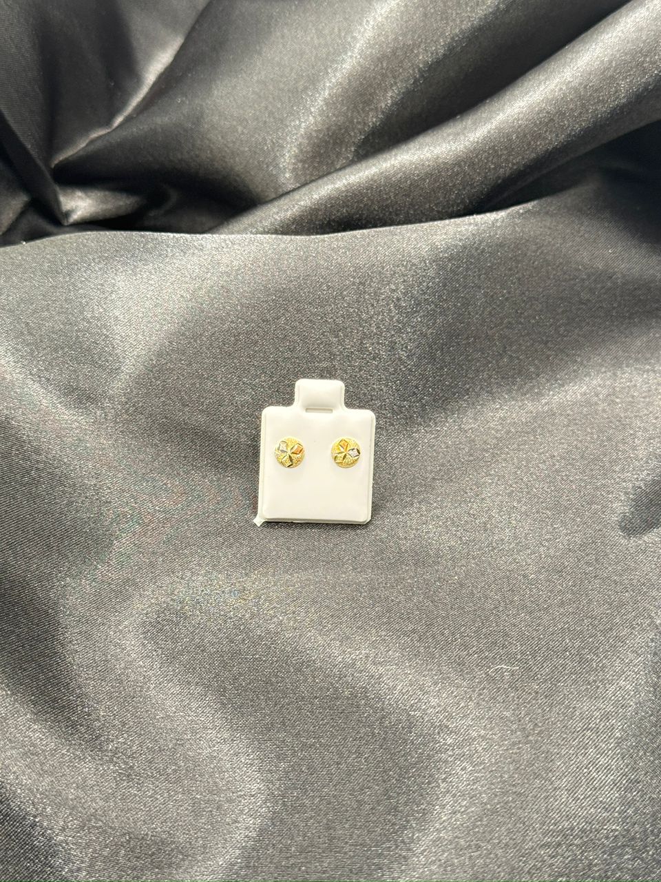 Flat stud earring